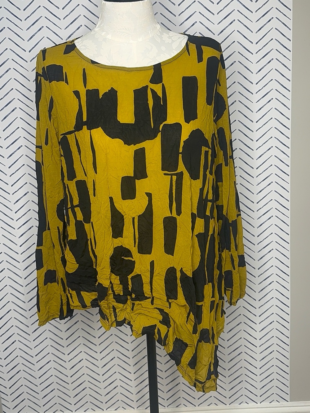 Chalet et Cici crinkle tunic top black gold size large
